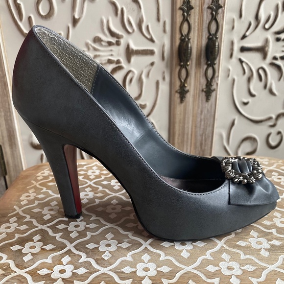 GUC, Le Chateau Grey Open-Toed Heels with Pewter Detailing, Size 8 - Picture 1 of 12